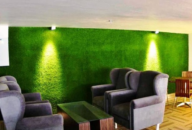 Thiết kế quán cafe bắt mắt nhờ cỏ nhựa nhân tạo