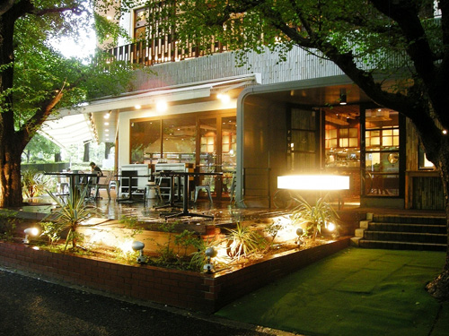 Thiết kế quán cafe bắt mắt nhờ cỏ nhựa nhân tạo